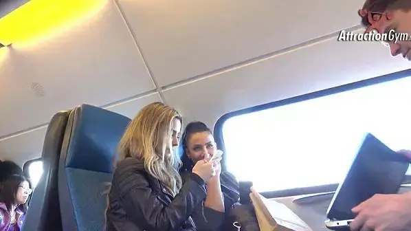 נוסע נתפס צופה בפורנו ברכבת נוסע נתפס צופה בפורנו ברכבת