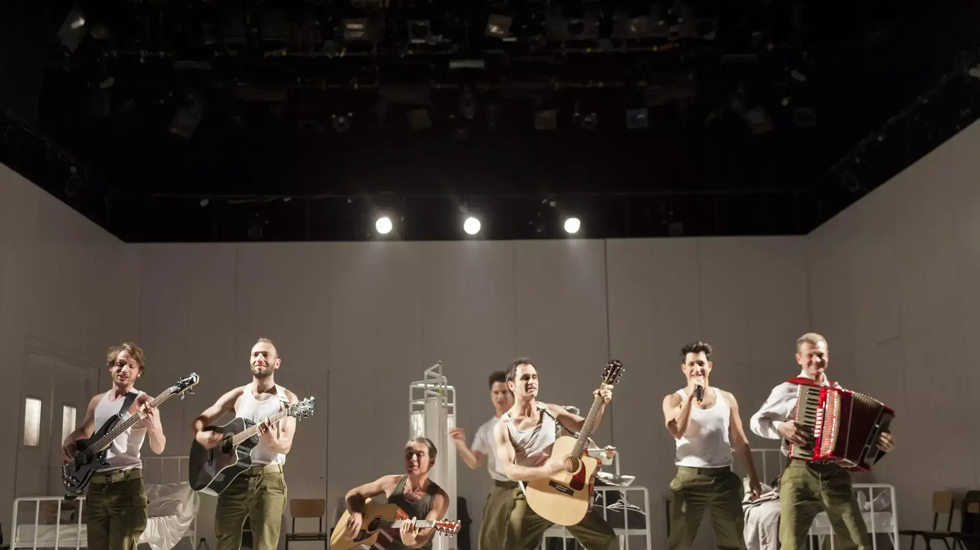 אישה בורחת מבשורה אישה בורחת מבשורה