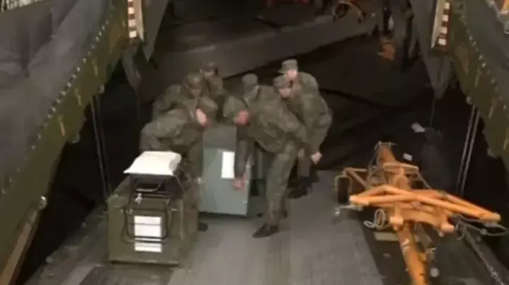 חיילי חיל האוויר הרוסי מתכוננים לעזיבת הכוחות את שדה התעופה חמימים בסוריה