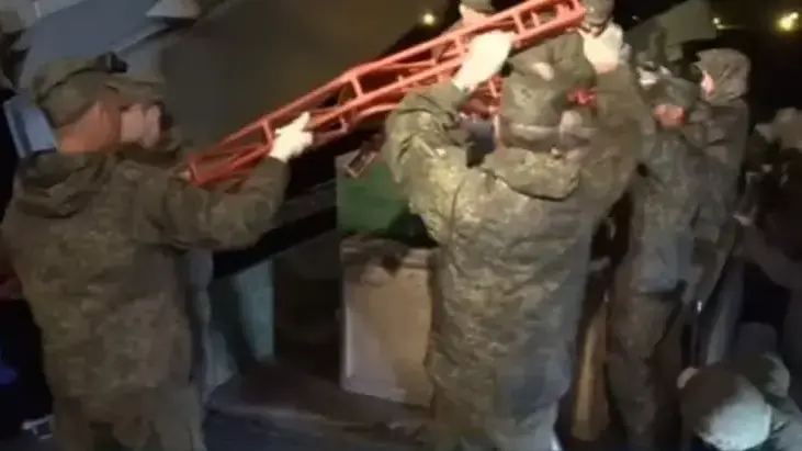 חיילי חיל האוויר הרוסי מתכוננים לעזיבת הכוחות את שדה התעופה חמימים בסוריה