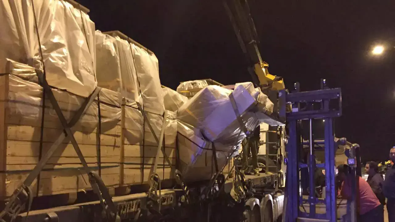 סוללות המכילות חומצה גופרית נפלו ממשאית בכביש 4 סמוך לנהריה. 15 במרץ 2016