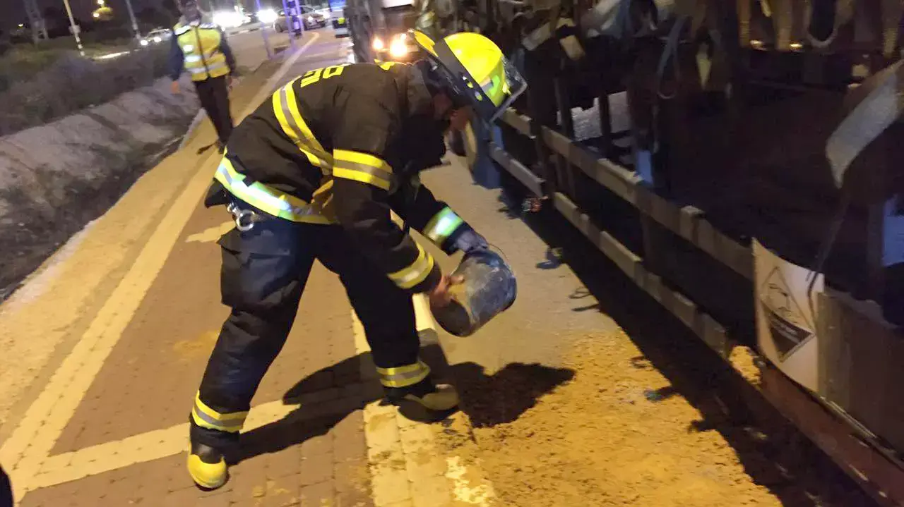 סוללות המכילות חומצה גופרית נפלו ממשאית בכביש 4 סמוך לנהריה. 15 במרץ 2016