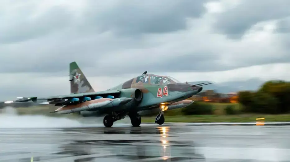 מטוס קרב רוסי מדגם סוחוי su-25 ממריא משדה התעופה בלטקיה כחלק מנסיגת רוסיה מהמדינה, 16 במרץ 2016