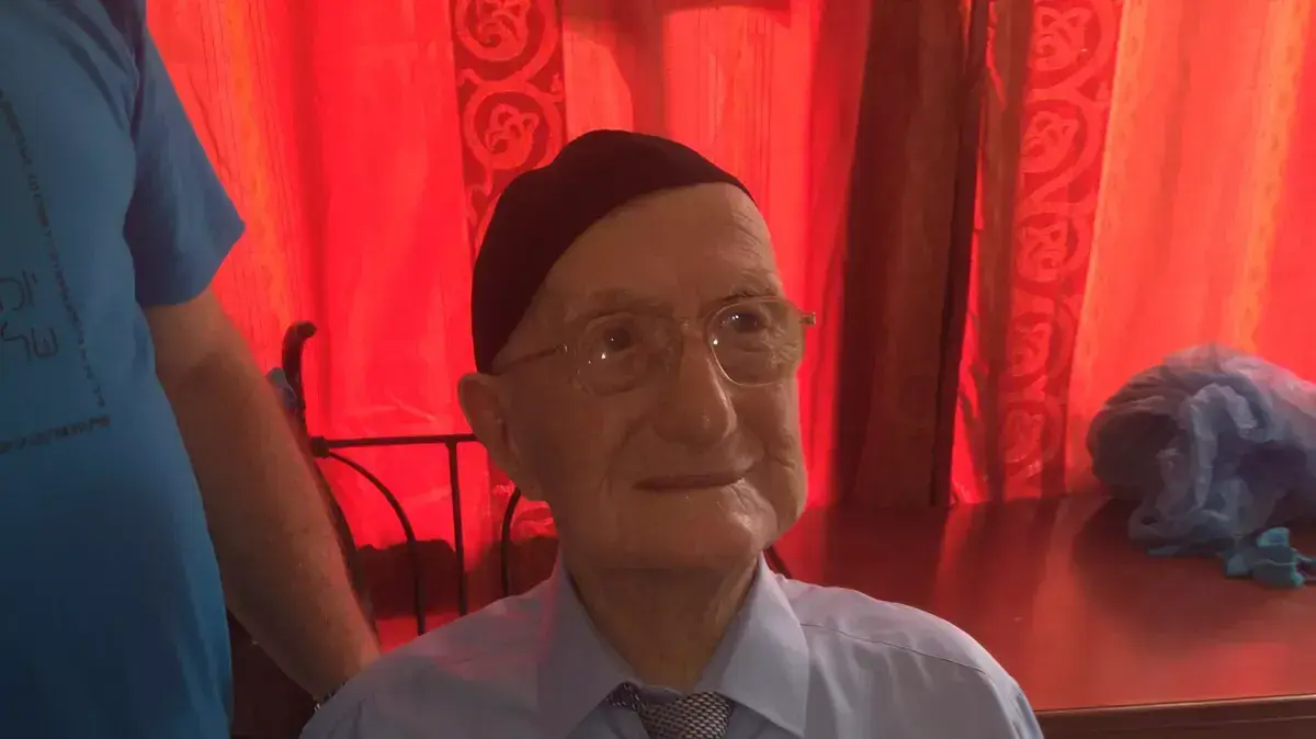 ישראל קרישטל ביום הולדתו ה-112 האיש המבוגר ביותר בעולם ישראל קרישטל ביום הולדתו ה-112 האיש המבוגר ביותר בעולם