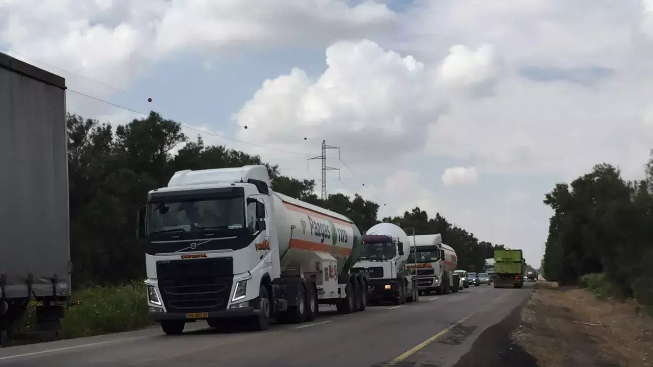 מחאת נהגי משאיות, סמוך למעבר כרם שלום. 15 במרץ 2016 מחאת נהגי משאיות, סמוך למעבר כרם שלום. 15 במרץ 2016