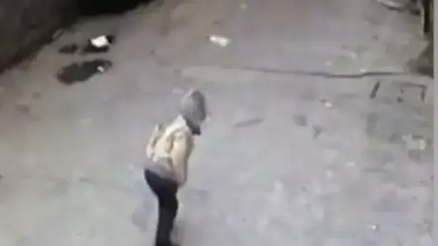 ילד בן 6 נדרס ע"י מיניבוס - וממשיך ללכת ילד בן 6 נדרס ע"י מיניבוס - וממשיך ללכת