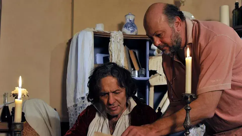 אסי דיין בתפקיד בטהובן בסרט "פיניטה לה קומדיה" עם במאי הסרט ויקטור בראון אסי דיין בתפקיד בטהובן בסרט "פיניטה לה קומדיה" עם במאי הסרט ויקטור בראון