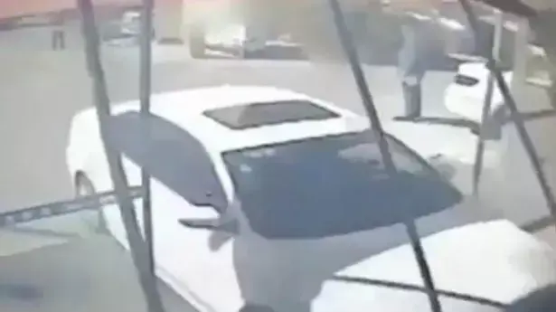 אישה נכנס עם מכונית בחלון אישה נכנס עם מכונית בחלון