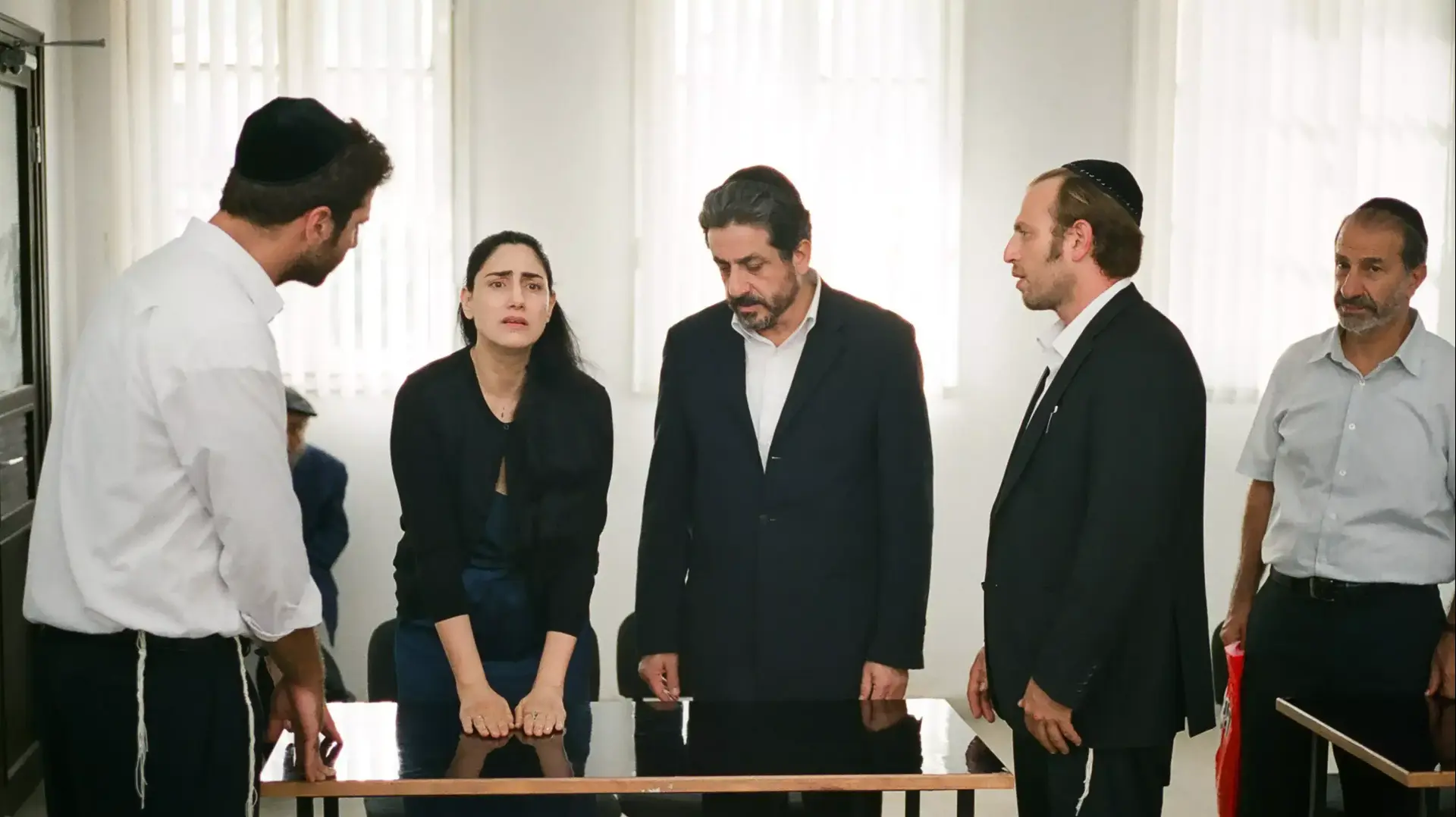 מתוך הסרט גט עם רונית אלקבץ וששון גבאי מתוך הסרט גט עם רונית אלקבץ וששון גבאי