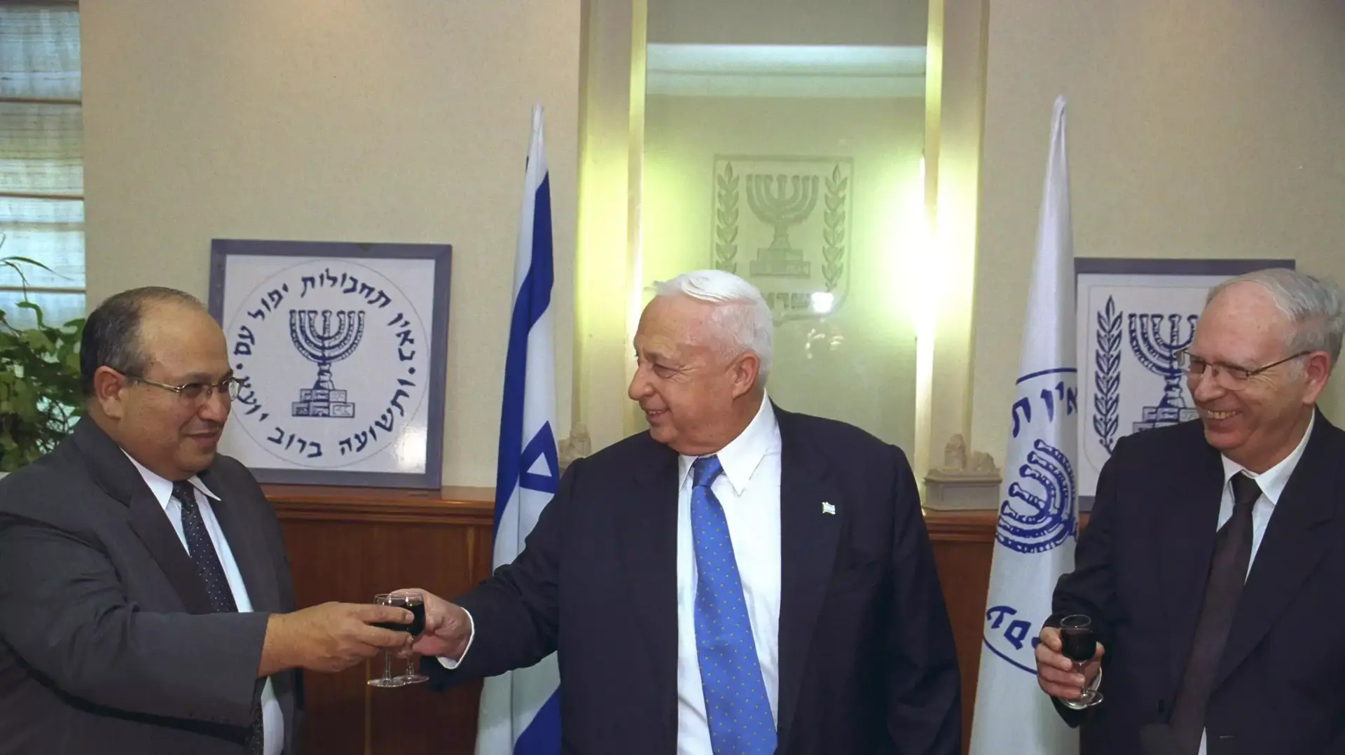 אריאל שרון ומאיר דגן, טקס חילופי ראש המוסד. משרד רה"מ בירושלים. אוקטובר 2002 אריאל שרון ומאיר דגן, טקס חילופי ראש המוסד. משרד רה"מ בירושלים. אוקטובר 2002