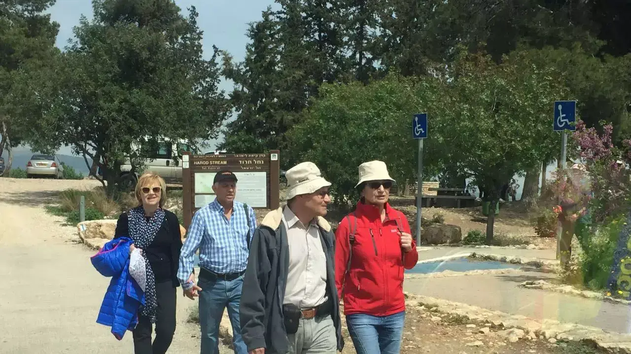 מטיילים בחניון כתף שאול מטיילים בחניון כתף שאול