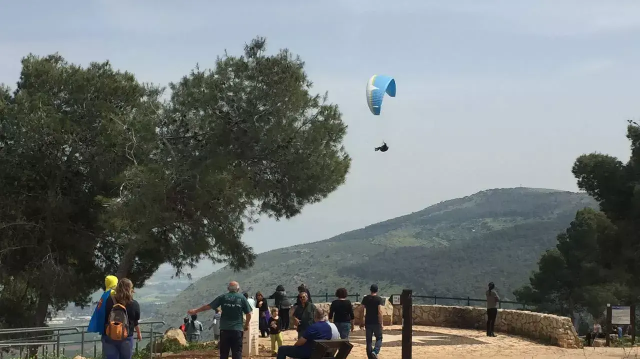 מטיילים בחניון עין יזרעאל