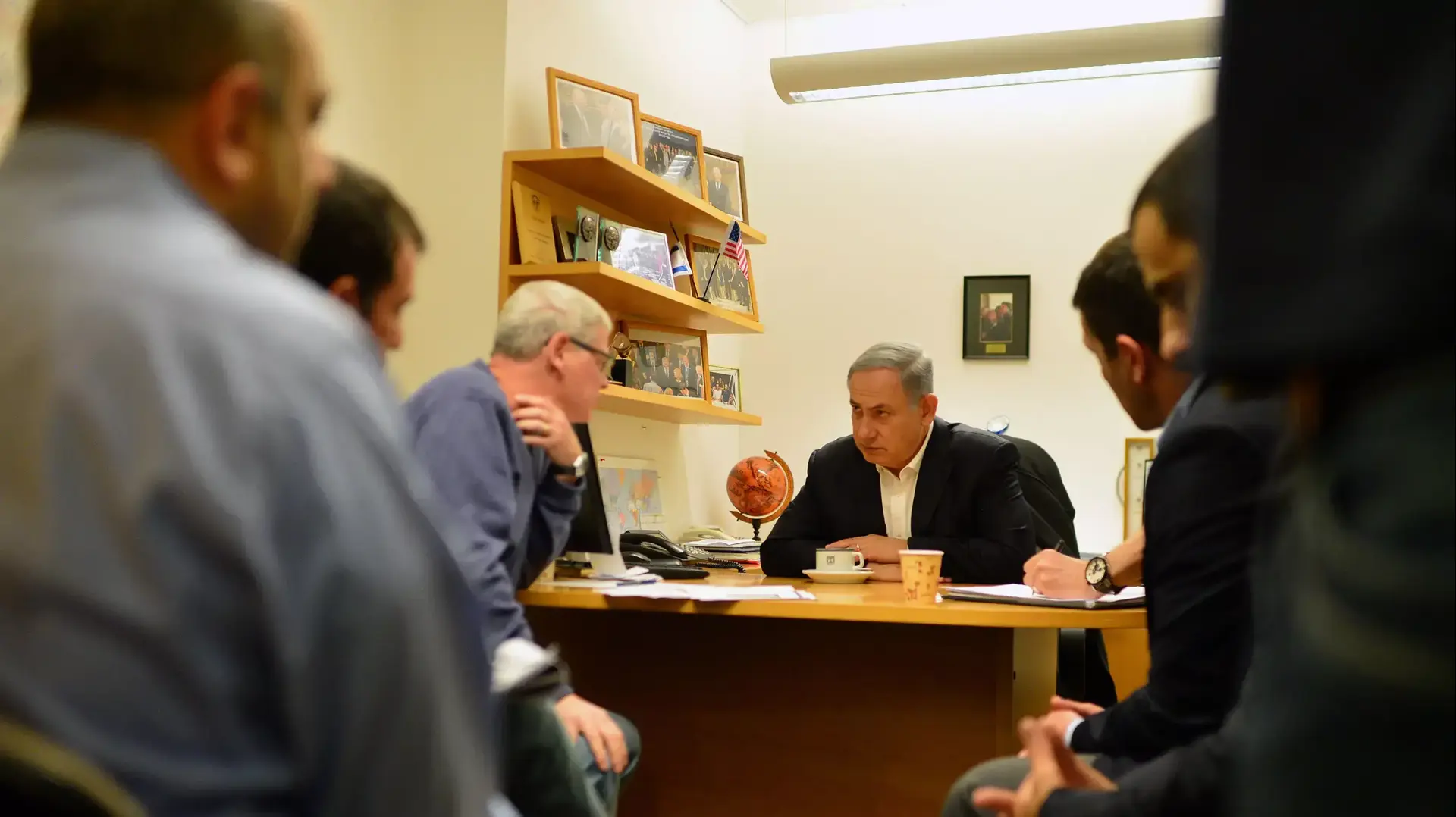 ראש הממשלה בנימין נתניהו בחדר מצב במשרד החוץ בעקבות פיגוע הטרור באיסטנבול, טורקיה. מרץ 2016 ראש הממשלה בנימין נתניהו בחדר מצב במשרד החוץ בעקבות פיגוע הטרור באיסטנבול, טורקיה. מרץ 2016
