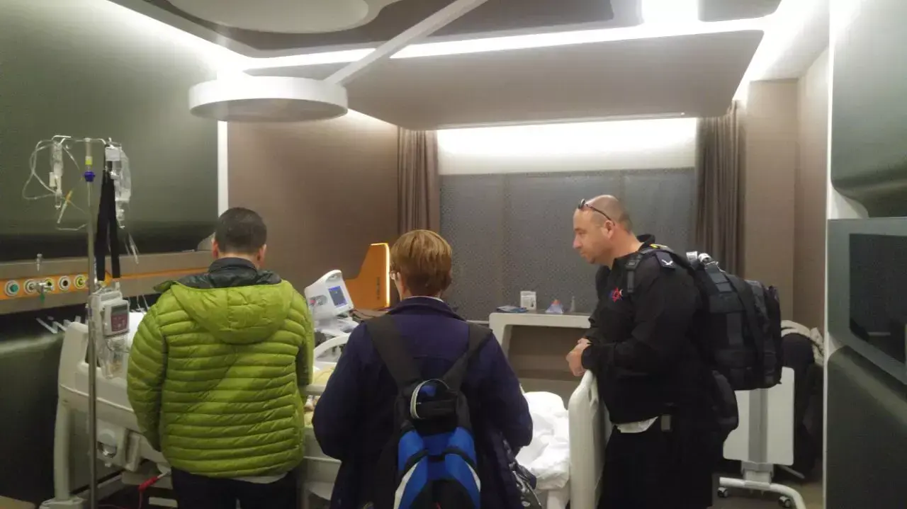 משלחת מד"א בודקת את מצבם של הפצועים בבית החולים ליב באיסטנבול, 20 במרץ 2016 משלחת מד"א בודקת את מצבם של הפצועים בבית החולים ליב באיסטנבול, 20 במרץ 2016