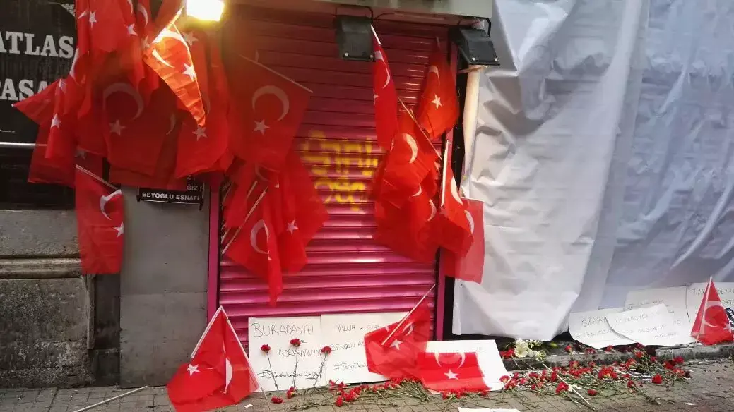 פרחים ודגלים זירת הפיגוע ברחוב איסתיקלאל באיסטנבול, טורקיה. 20 במרץ 2016.