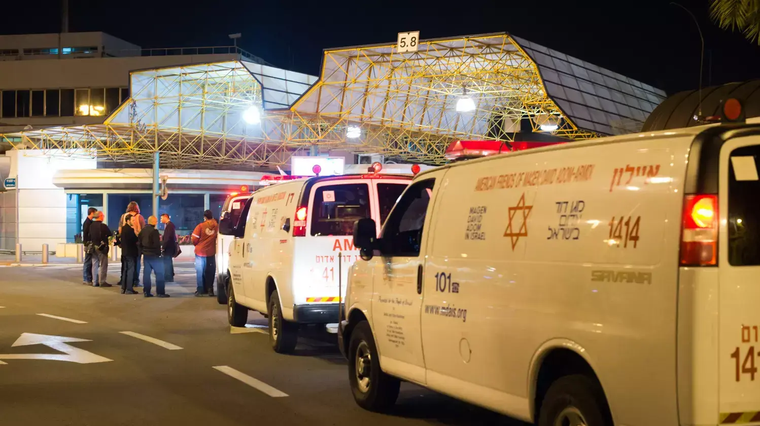 אמבולנסים מחוץ לטרמינל 1, נמל התעופה בן גוריון. מרץ 2016