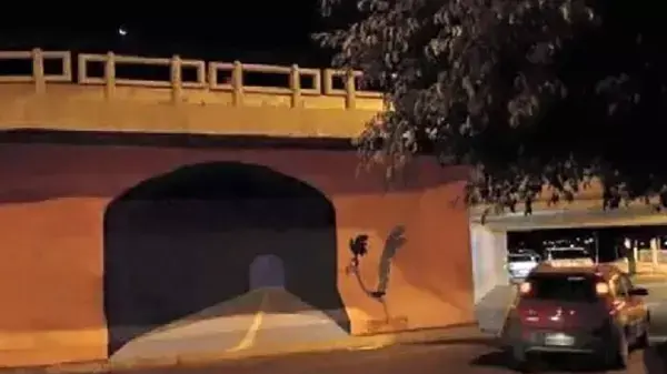 מישהו התנגש בקיר גרפיטי מישהו התנגש בקיר גרפיטי