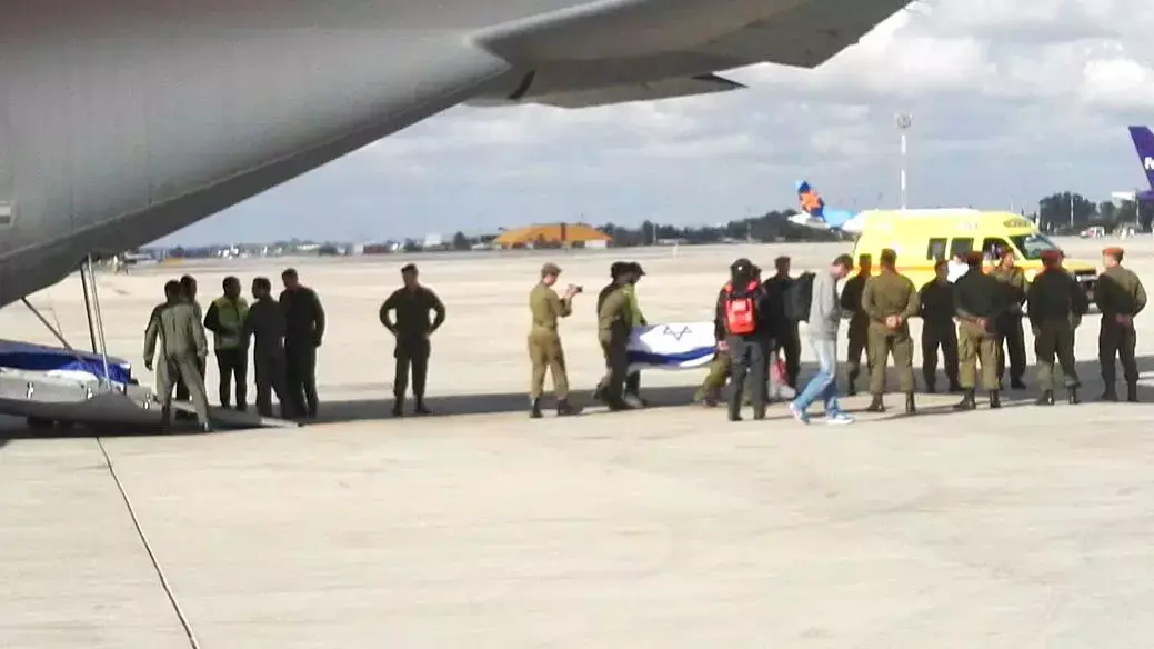 מטוס חיל האוויר נוחת עם ארונות ההורגים בפיגוע באיסטנבול. נתב"ג 20 במרץ 2016