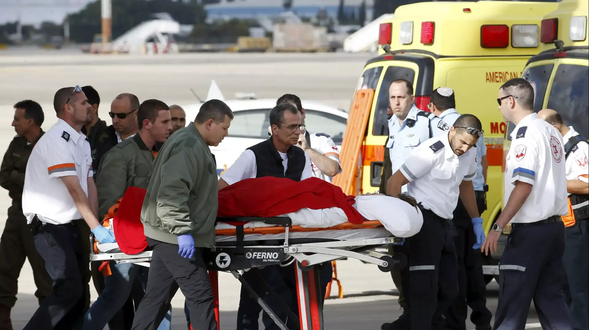 מטוס חיל האוויר נוחת עם הפצועים בפיגוע באיסטנבול. נתב"ג 20 במרץ 2016 מטוס חיל האוויר נוחת עם הפצועים בפיגוע באיסטנבול. נתב"ג 20 במרץ 2016