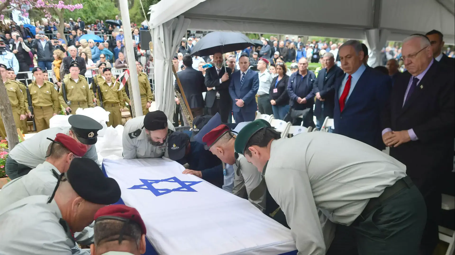 הלוויתו של אלוף במילואים וראש המוסד לשעבר, מאיר דגן, בית העלמין בראש פינה. מרץ 2016 הלוויתו של אלוף במילואים וראש המוסד לשעבר, מאיר דגן, בית העלמין בראש פינה. מרץ 2016