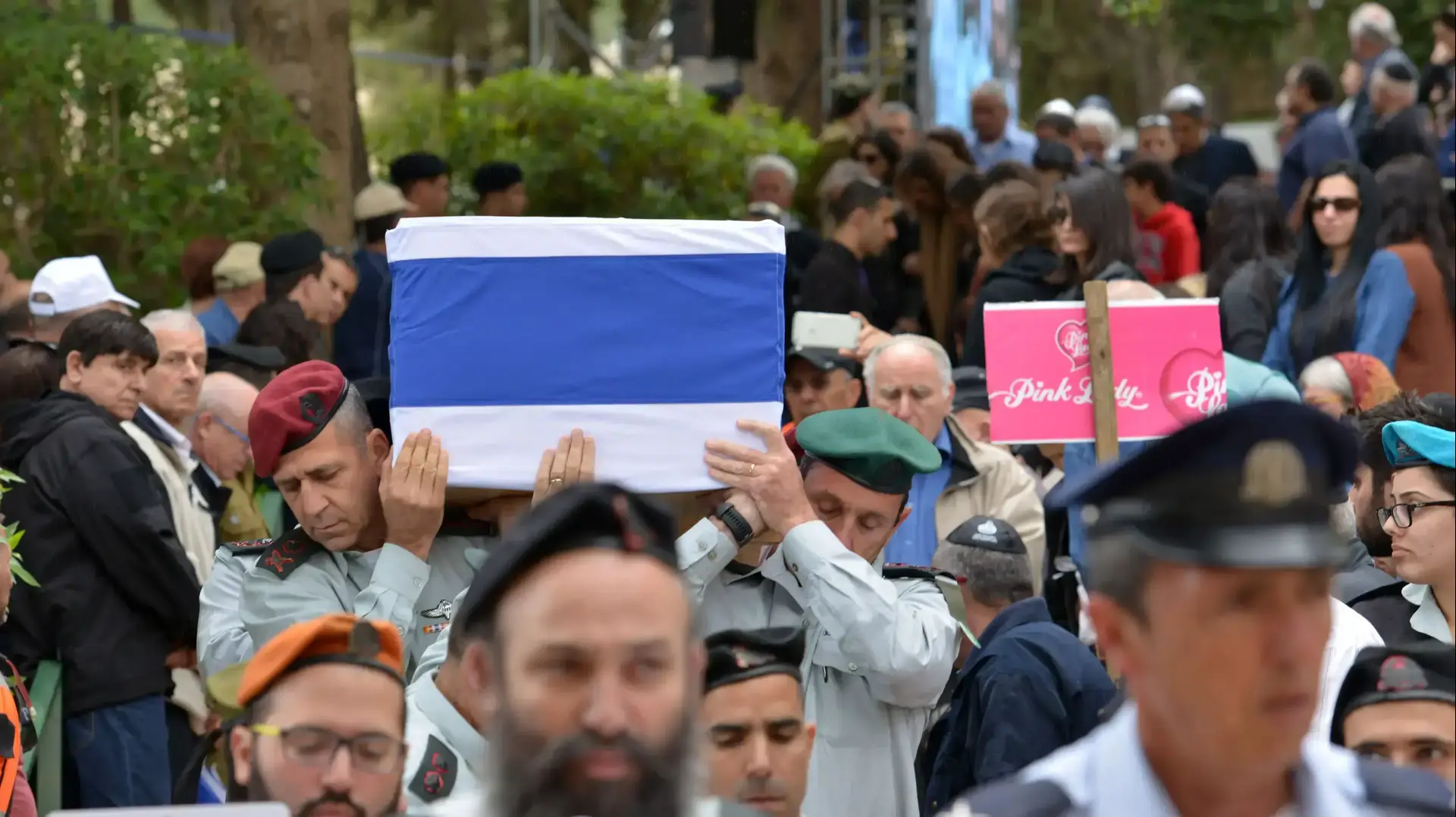 הלוויתו של אלוף במילואים וראש המוסד לשעבר, מאיר דגן, בית העלמין בראש פינה. מרץ 2016 הלוויתו של אלוף במילואים וראש המוסד לשעבר, מאיר דגן, בית העלמין בראש פינה. מרץ 2016