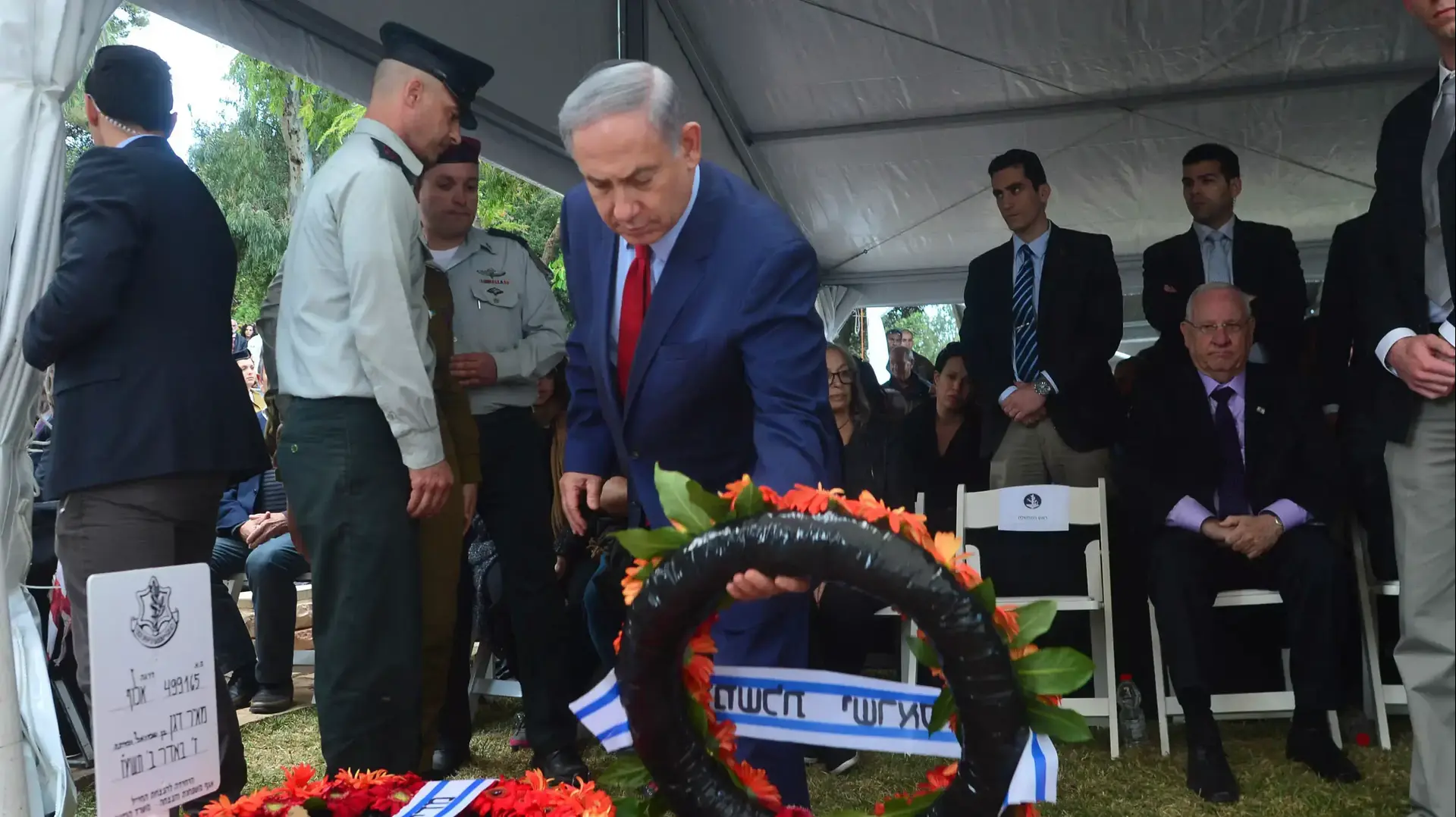 ראש הממשלה בנימין נתניהו בהלוויתו של אלוף במילואים וראש המוסד לשעבר, מאיר דגן, בית העלמין בראש פינה. מרץ 2016 ראש הממשלה בנימין נתניהו בהלוויתו של אלוף במילואים וראש המוסד לשעבר, מאיר דגן, בית העלמין בראש פינה. מרץ 2016