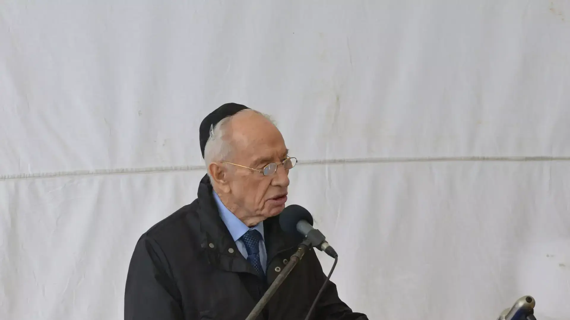 נשיא המדינה לשעבר שמעון פרס בהלווית ראש המוסד לשעבר, מאיר דגן, בית העלמין ראש פינה. מרץ 2016 נשיא המדינה לשעבר שמעון פרס בהלווית ראש המוסד לשעבר, מאיר דגן, בית העלמין ראש פינה. מרץ 2016