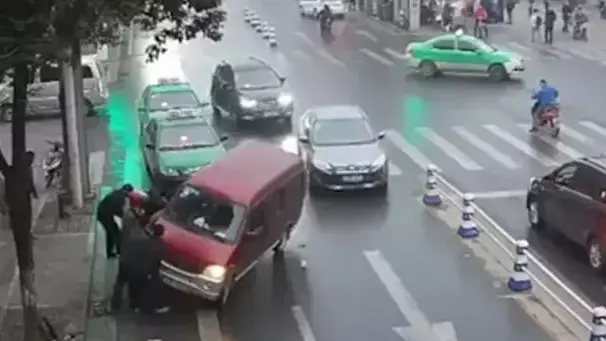 אישה נדרסה בסין וחולצה בחיים אישה נדרסה בסין וחולצה בחיים