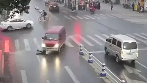 אישה נדרסה בסין וחולצה בחיים אישה נדרסה בסין וחולצה בחיים