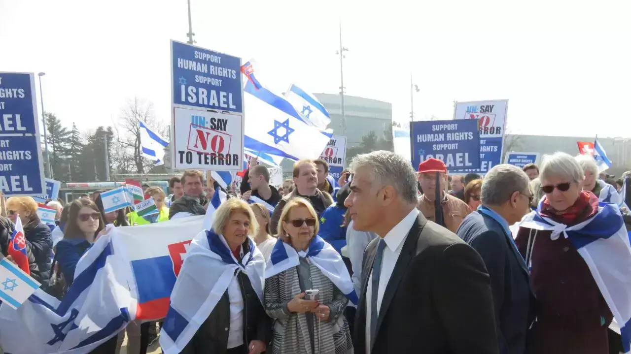 יאיר לפיד בהפגנה מול בניין מועצת זכויות האדם, ז'נבה. מרץ 2016 יאיר לפיד בהפגנה מול בניין מועצת זכויות האדם, ז'נבה. מרץ 2016