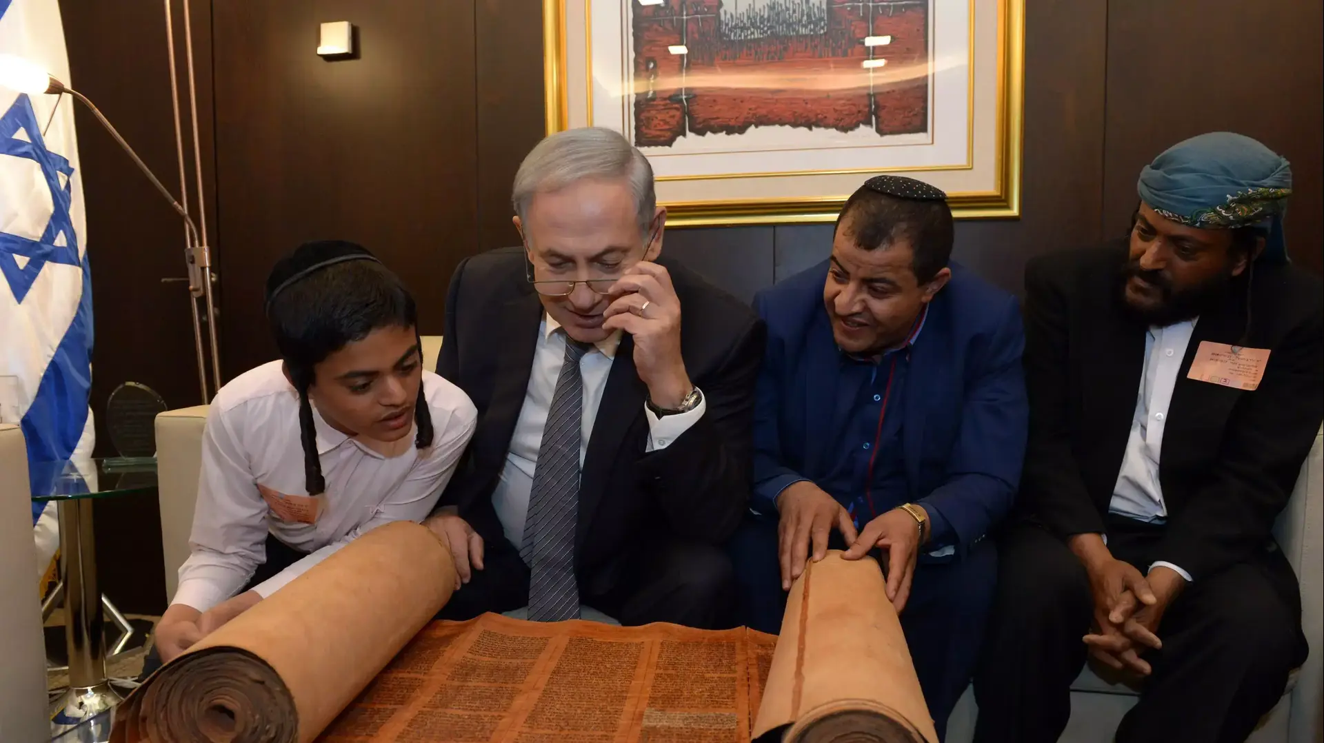 ראש הממשלה בנימין נתניהו עם עולי תימן שהגיעו במבצע חשאי לישראל. מרץ 2016 ראש הממשלה בנימין נתניהו עם עולי תימן שהגיעו במבצע חשאי לישראל. מרץ 2016