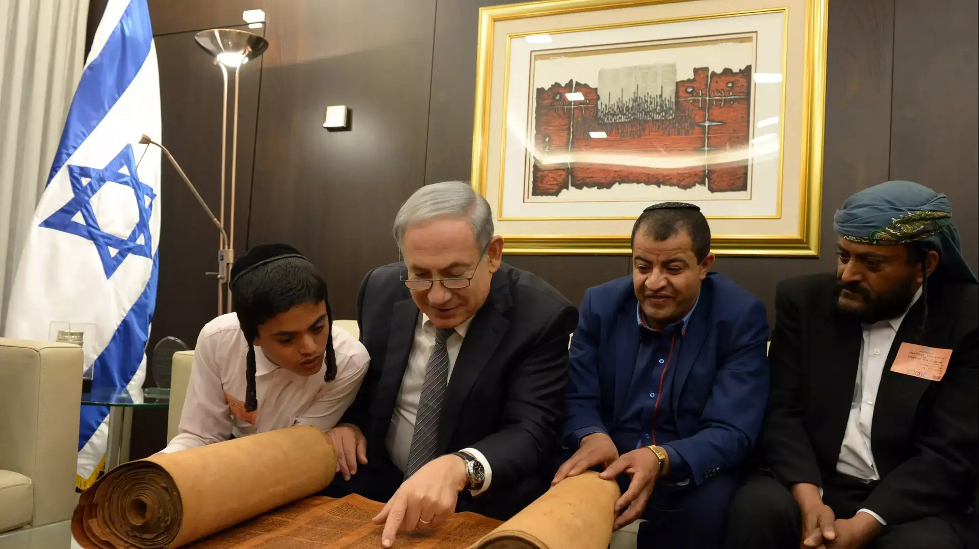 ראש הממשלה בנימין נתניהו עם עולי תימן שהגיעו במבצע חשאי לישראל. מרץ 2016 ראש הממשלה בנימין נתניהו עם עולי תימן שהגיעו במבצע חשאי לישראל. מרץ 2016