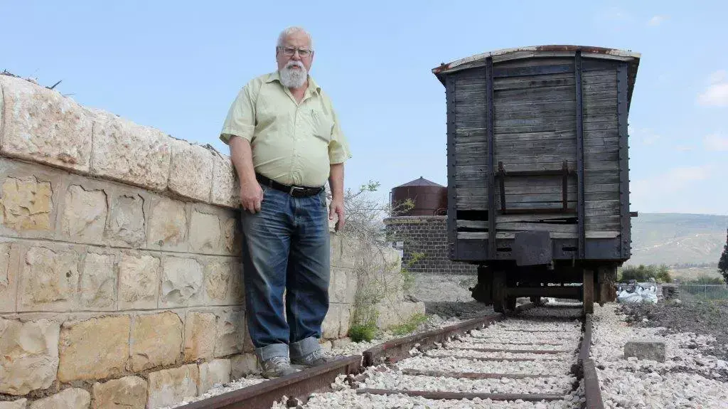 יהודה לבנוני על רקע האתר ההיסטורי של רכבת העמק בצמח יהודה לבנוני על רקע האתר ההיסטורי של רכבת העמק בצמח