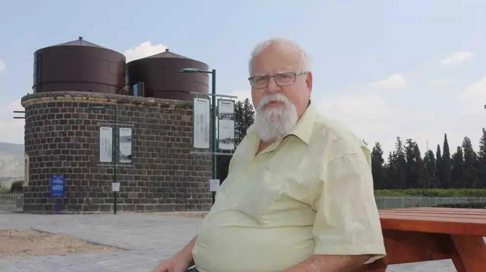 יהודה לבנוני על רקע האתר ההיסטורי של רכבת העמק בצמח