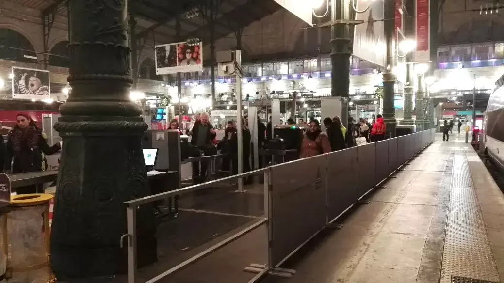 בידוק בתחנת רכבת בפריז בדרך לבריסל. 22 במרץ 2016