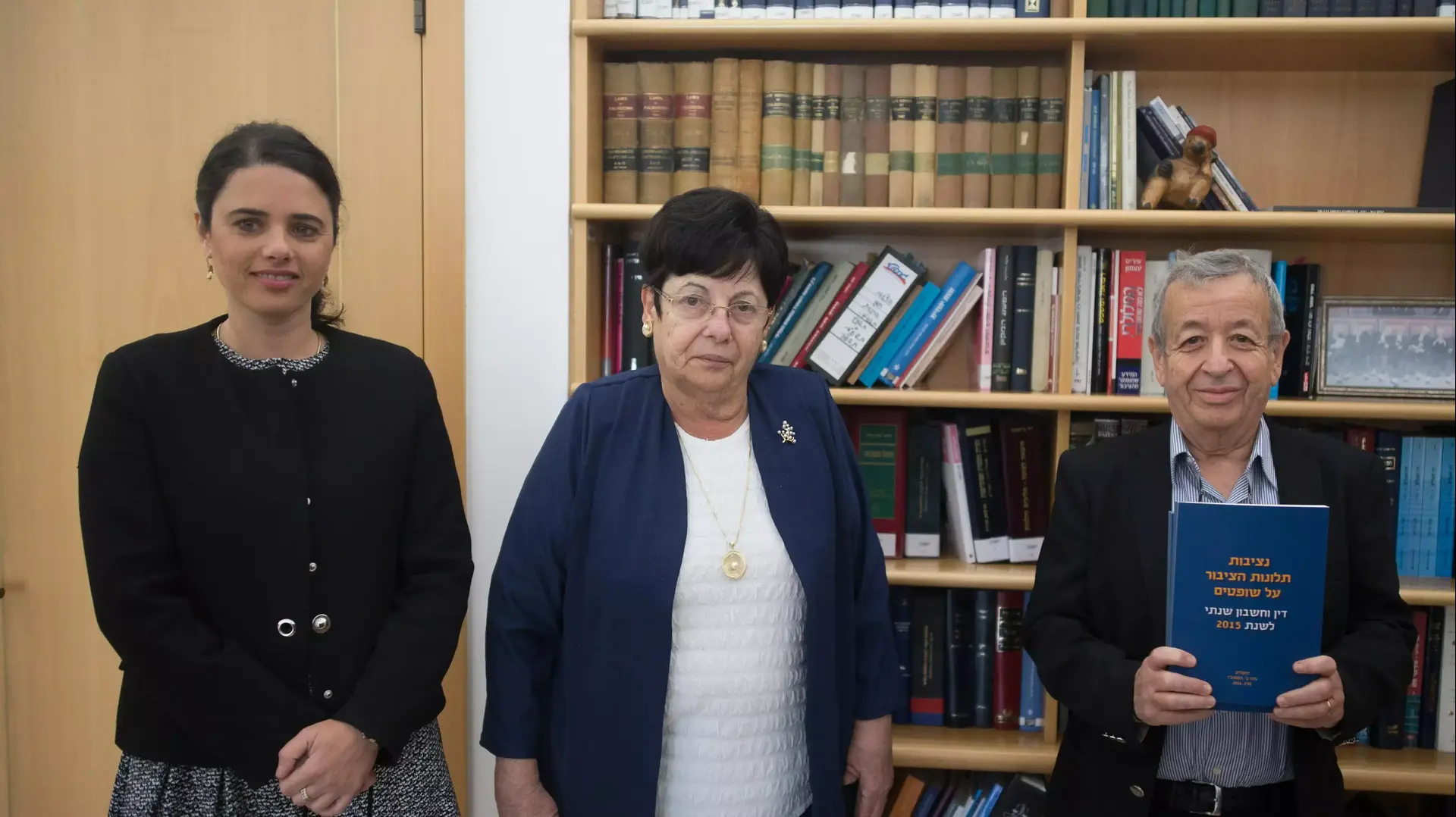 השופט בדימוס אליעזר ריבלין מוסר את דוח נציבות תלונות הציבור על שופטים לשנת 2015 לשרת המשפטים איילת שקד ונשיאת בית המשפט העליון מרים נאור. מרץ 2016 השופט בדימוס אליעזר ריבלין מוסר את דוח נציבות תלונות הציבור על שופטים לשנת 2015 לשרת המשפטים איילת שקד ונשיאת בית המשפט העליון מרים נאור. מרץ 2016