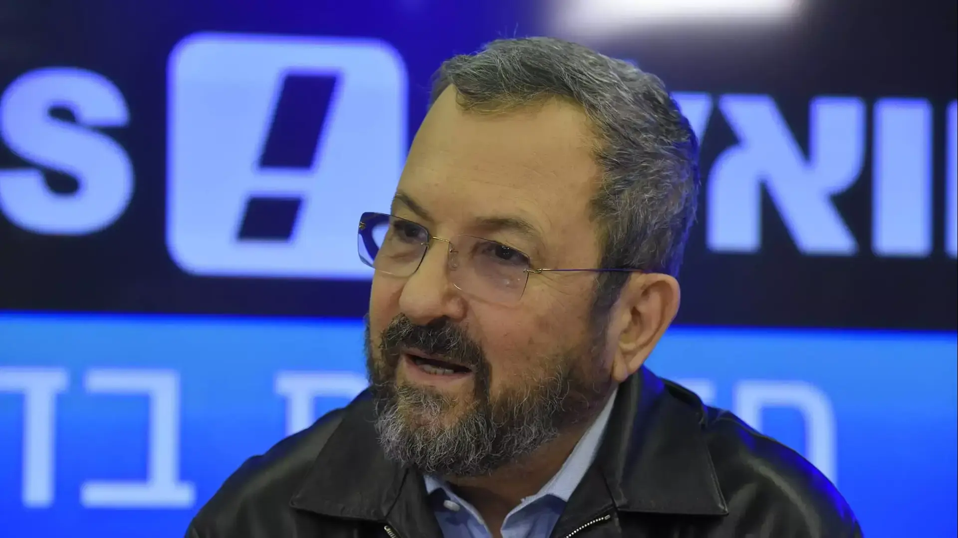 אהוד ברק באולפן וואלה! NEWS, מרץ 2016 אהוד ברק באולפן וואלה! NEWS, מרץ 2016