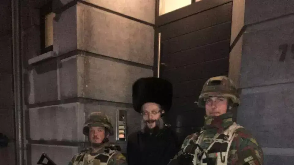ילדים מחופשים באנטוורפן שבבלגיה בסמוך לכוחות הביטחון, במהלך פורים שנערך אחרי מתקפת הטרור בבריסל, מרץ 2016 ילדים מחופשים באנטוורפן שבבלגיה בסמוך לכוחות הביטחון, במהלך פורים שנערך אחרי מתקפת הטרור בבריסל, מרץ 2016