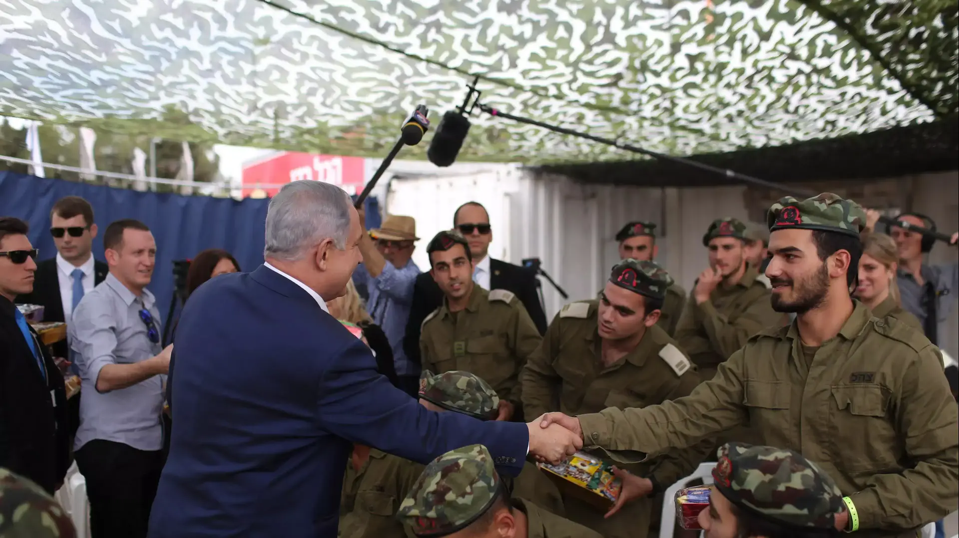 ראש הממשלה ורעייתו עם חיילים בחטיבה מרחבית עציון, 24 במרץ 2016 ראש הממשלה ורעייתו עם חיילים בחטיבה מרחבית עציון, 24 במרץ 2016
