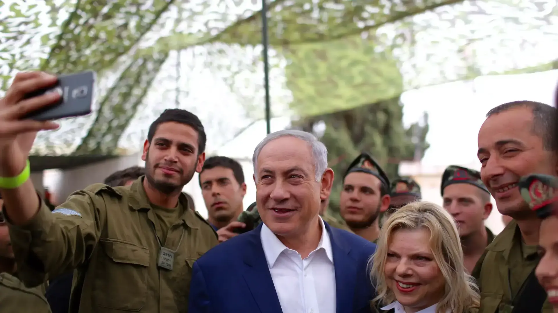 ראש הממשלה ורעייתו עם חיילים בחטיבה מרחבית עציון, 24 במרץ 2016 ראש הממשלה ורעייתו עם חיילים בחטיבה מרחבית עציון, 24 במרץ 2016