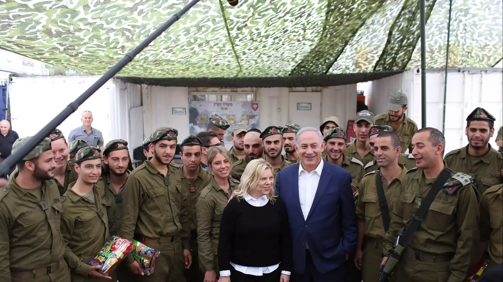 ראש הממשלה ורעייתו עם חיילים בחטיבה מרחבית עציון, 24 במרץ 2016 ראש הממשלה ורעייתו עם חיילים בחטיבה מרחבית עציון, 24 במרץ 2016