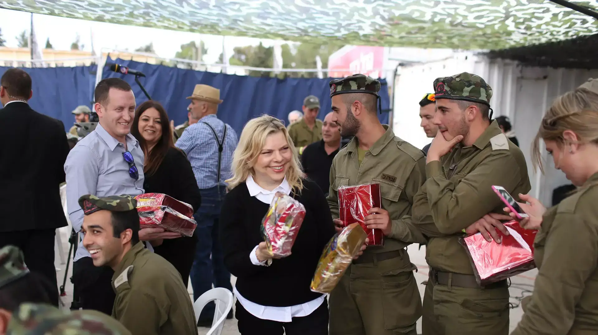 ראש הממשלה ורעייתו עם חיילים בחטיבה מרחבית עציון, 24 במרץ 2016 ראש הממשלה ורעייתו עם חיילים בחטיבה מרחבית עציון, 24 במרץ 2016