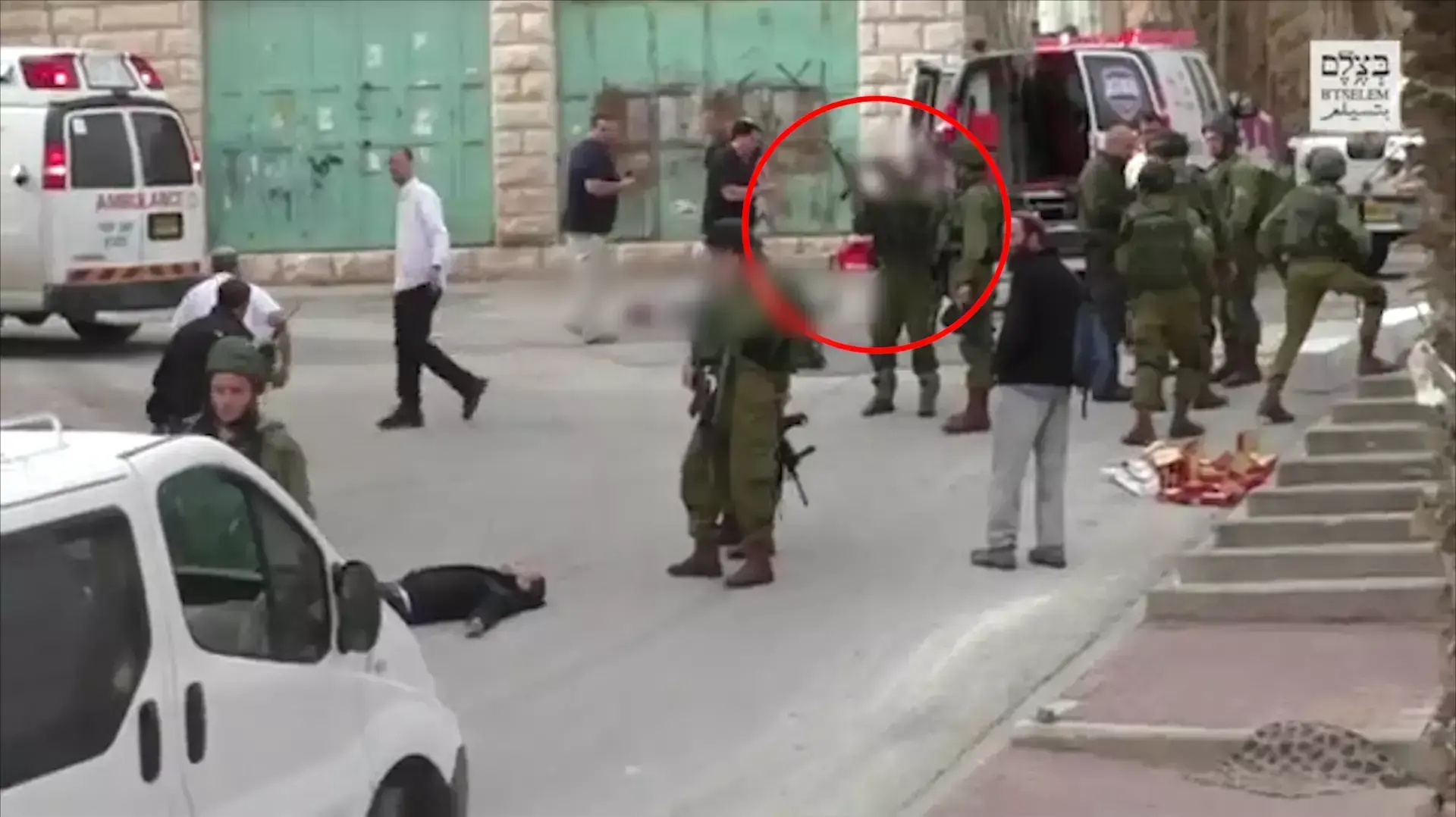 תיעוד קשה: חייל צה"ל יורה למוות בראשו של מחבל חי השרוע על הכביש