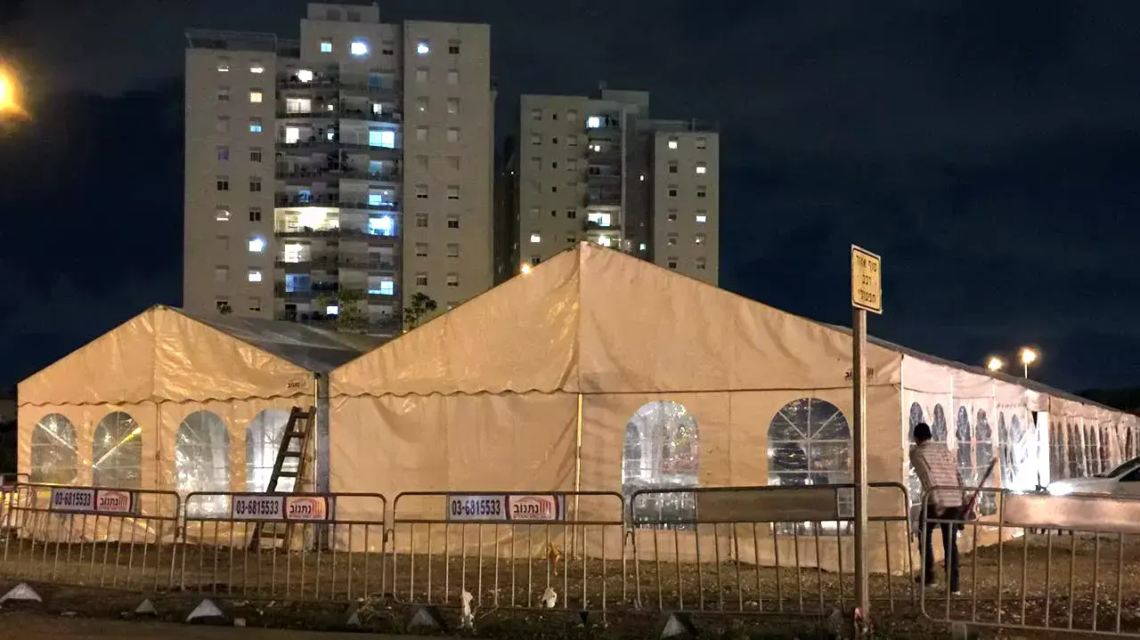 חגיגה של חסידי הרב יאשיהו פינטו שקיימו מסיבת פורים בשערי בית הכלא ניצן חגיגה של חסידי הרב יאשיהו פינטו שקיימו מסיבת פורים בשערי בית הכלא ניצן