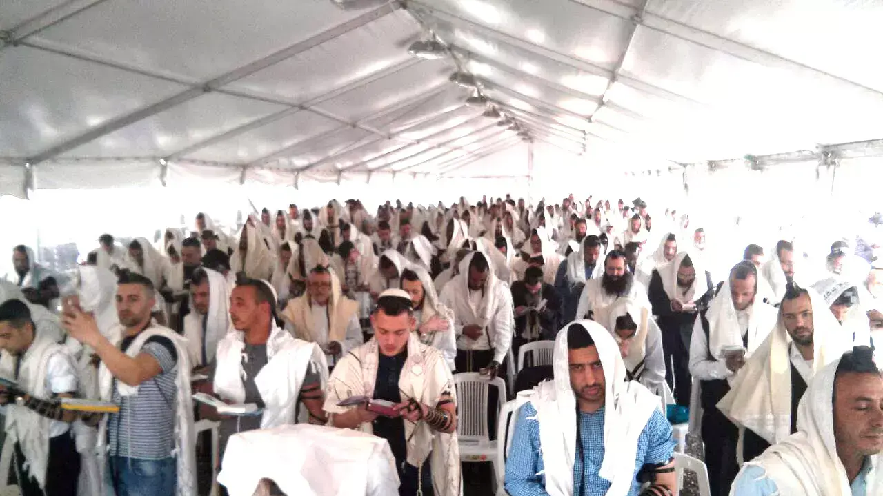 חגיגה של חסידי הרב יאשיהו פינטו שקיימו מסיבת פורים בשערי בית הכלא ניצן חגיגה של חסידי הרב יאשיהו פינטו שקיימו מסיבת פורים בשערי בית הכלא ניצן