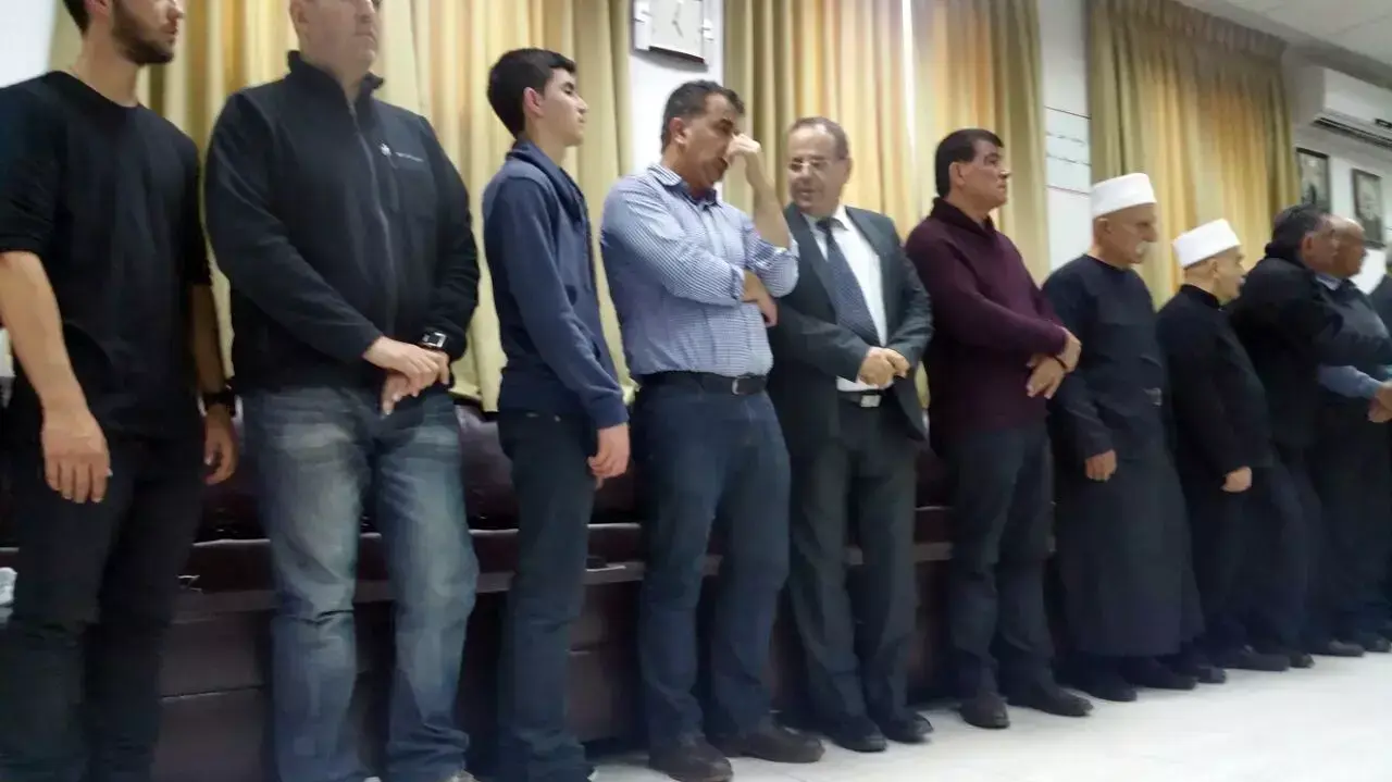משפחת האבלה של מוניר עמאר בבית העם בג'וליס. בתמונה גם סגן השר איוב קרא משפחת האבלה של מוניר עמאר בבית העם בג'וליס. בתמונה גם סגן השר איוב קרא