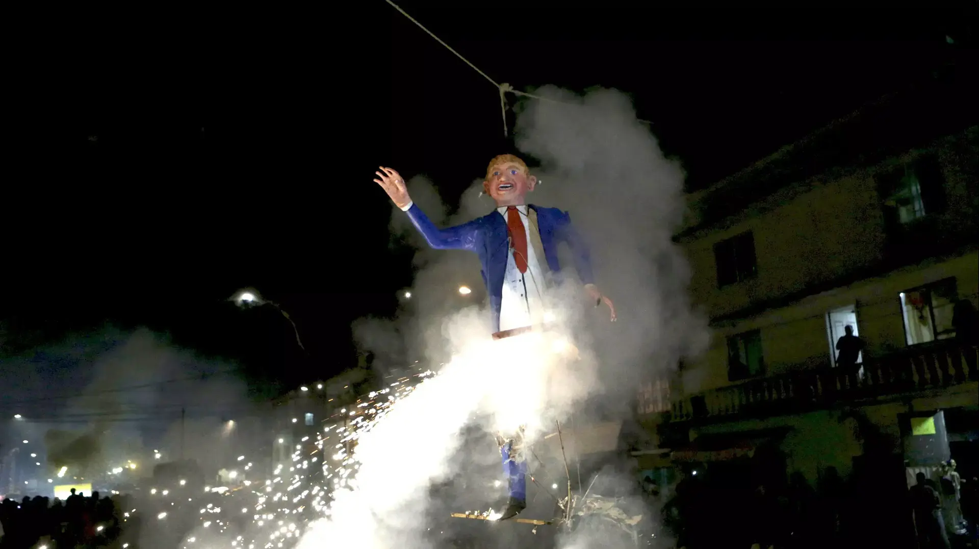 בובה בדמותו של דונלד טראמפ נשרפת במסגרת חגיגות פסחא, לה מרסד, מקסיקו סיטי, 26 במרץ 2016 בובה בדמותו של דונלד טראמפ נשרפת במסגרת חגיגות פסחא, לה מרסד, מקסיקו סיטי, 26 במרץ 2016