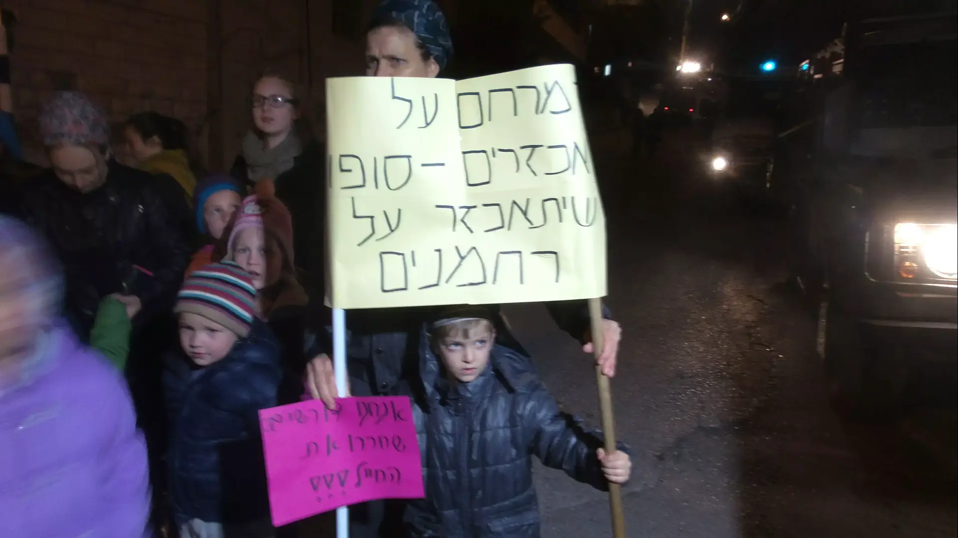 הפגנת תמיכה בחייל שירה במחבל לאחר הפיגוע, חברון. מרץ 2016 הפגנת תמיכה בחייל שירה במחבל לאחר הפיגוע, חברון. מרץ 2016