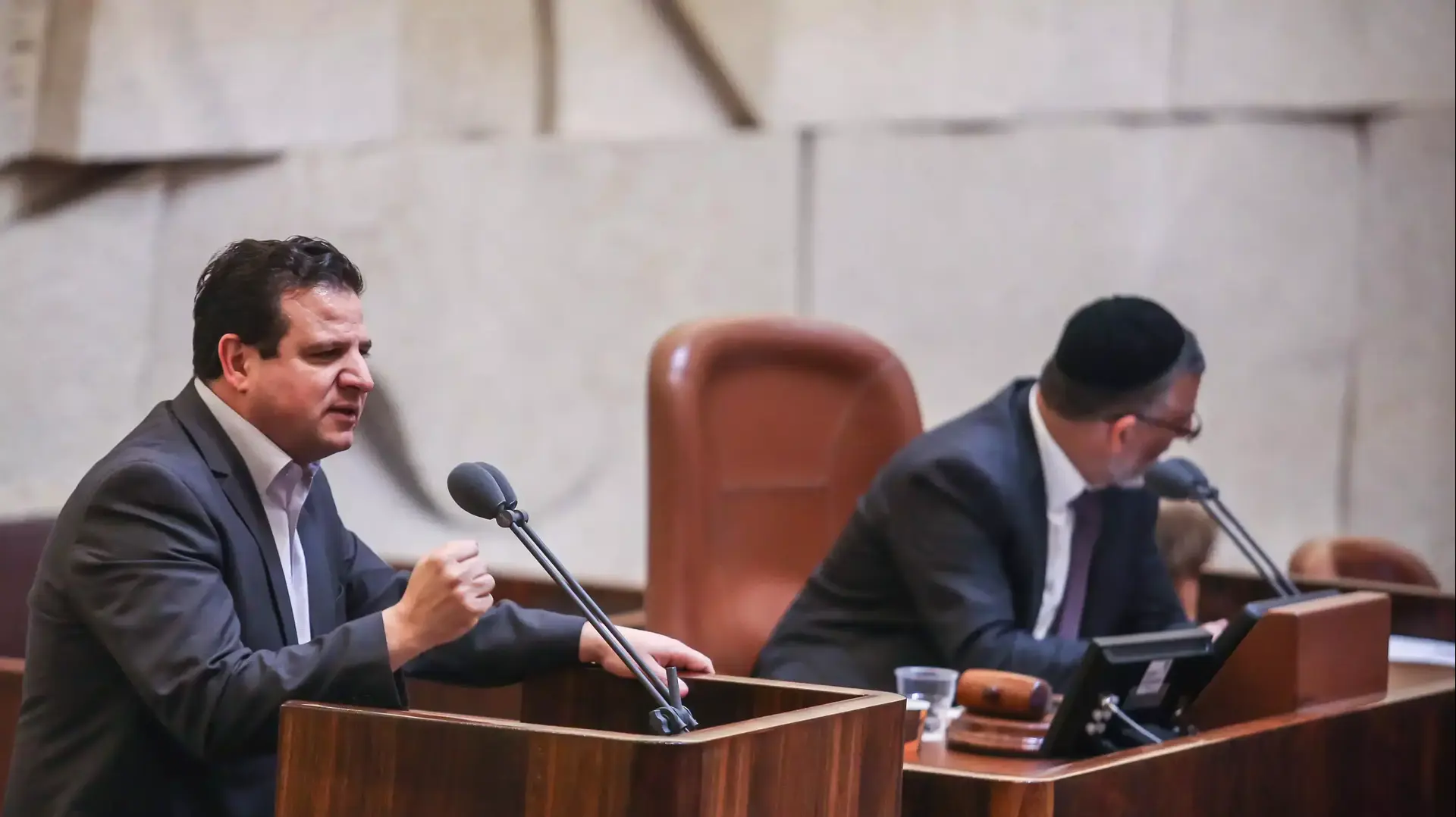 חבר הכנסת איימן עודה נואם במליאת הכנסת