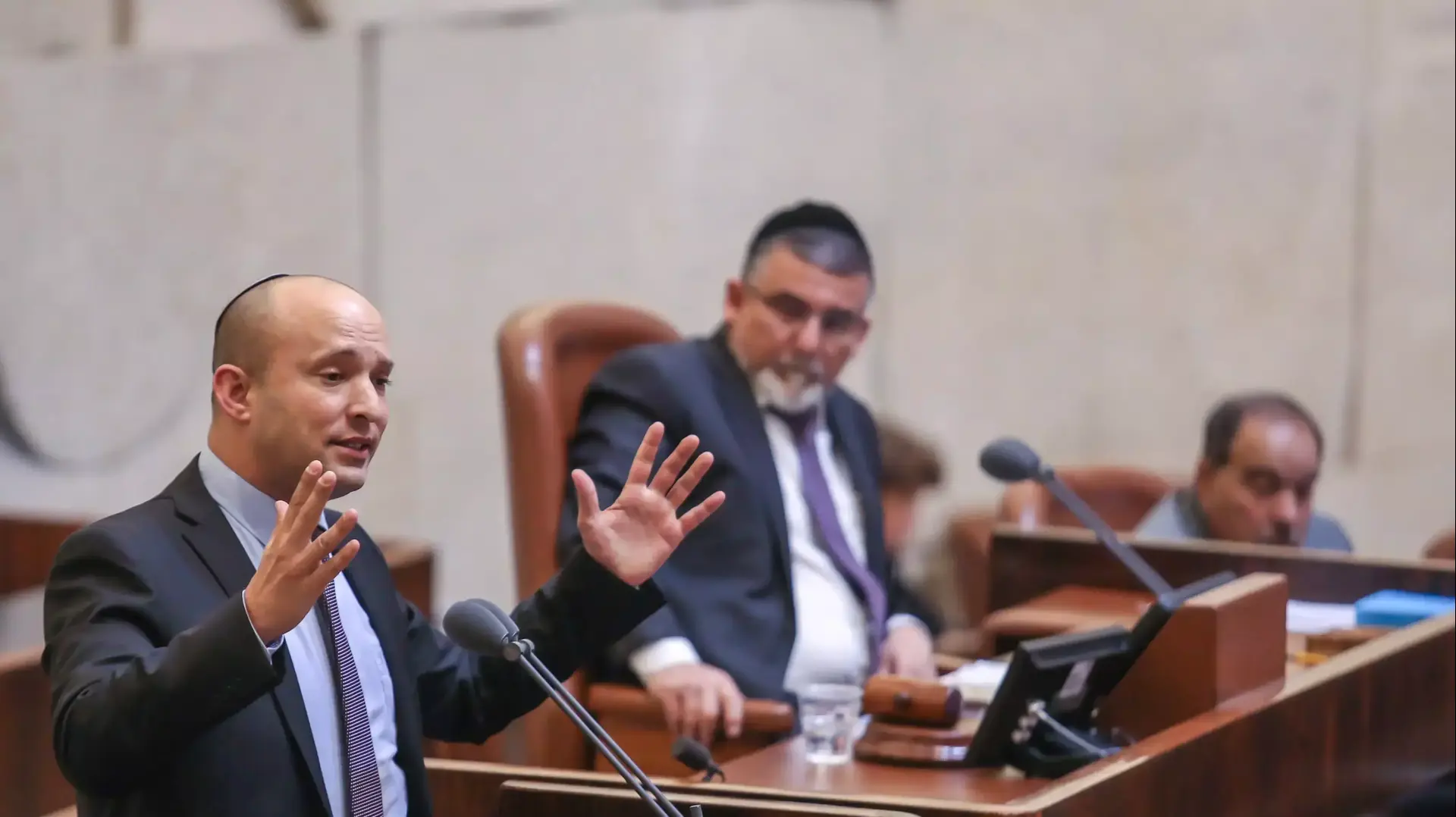 השר נפתלי בנט נואם במליאת הכנסת השר נפתלי בנט נואם במליאת הכנסת